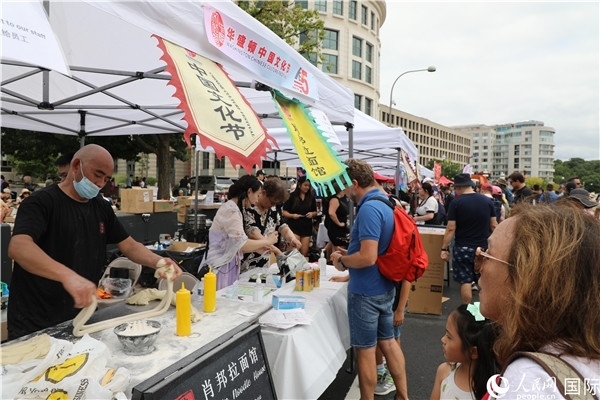 3、活動(dòng)現(xiàn)場(chǎng)設(shè)置了眾多展臺(tái)。 人民網(wǎng)記者 李志偉攝