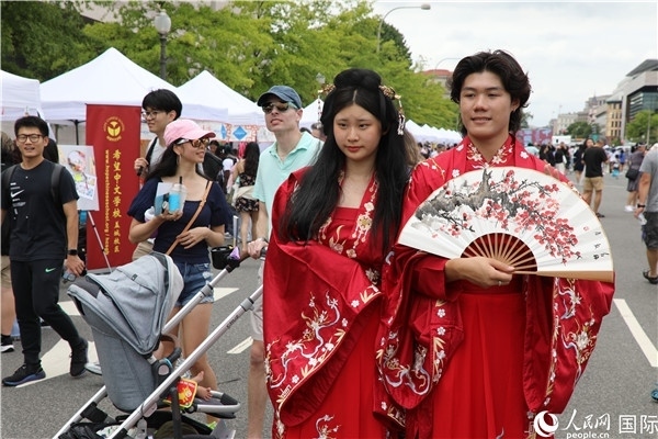 5、當(dāng)?shù)厝A僑華人身穿漢服參加文化節(jié)。 人民網(wǎng)記者 李志偉攝