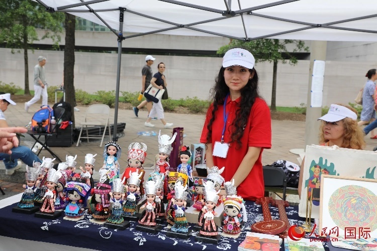 在今年活動上，貴州代表團設(shè)立的貴州非遺文化、“村BA”文創(chuàng)、貴州茶文化等展區(qū)。人民網(wǎng)記者 李志偉攝