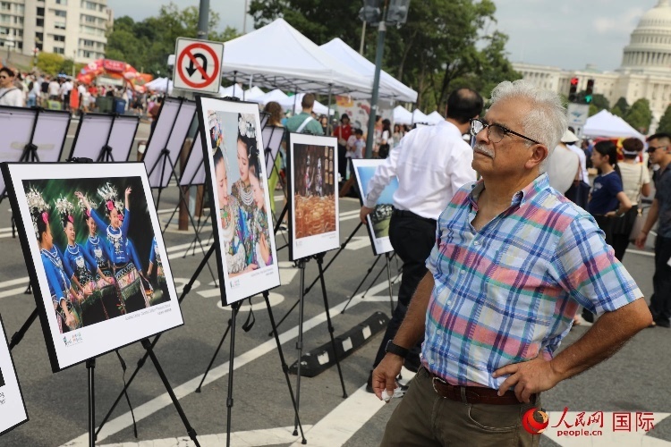 80余幅貴州主題攝影圖片展示了貴州文旅魅力。人民網(wǎng)記者 李志偉攝