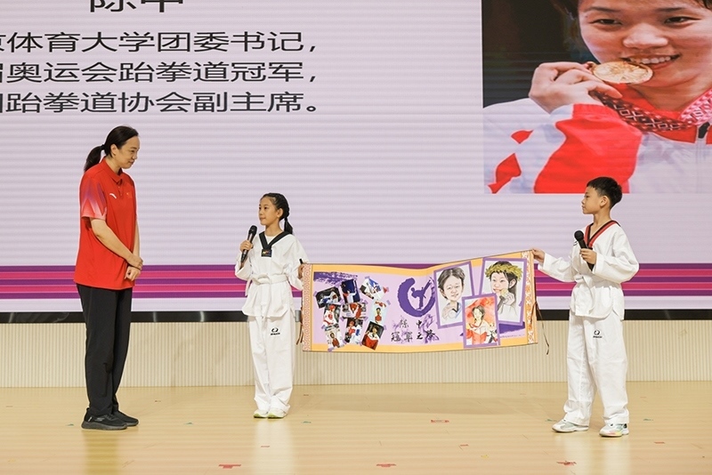 兩位學(xué)生小記者對(duì)話陳中老師。學(xué)校供圖