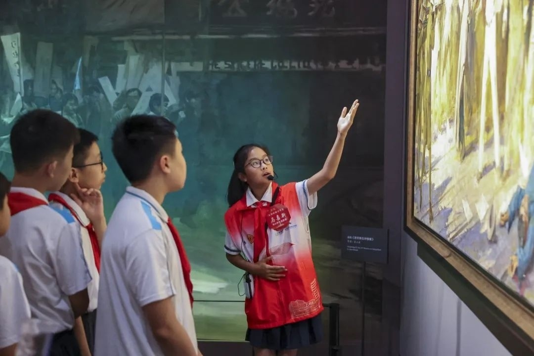 同學(xué)們觀賞不同革命場(chǎng)景及烈士形象的藝術(shù)作品。徐匯區(qū)總工會(huì)供圖