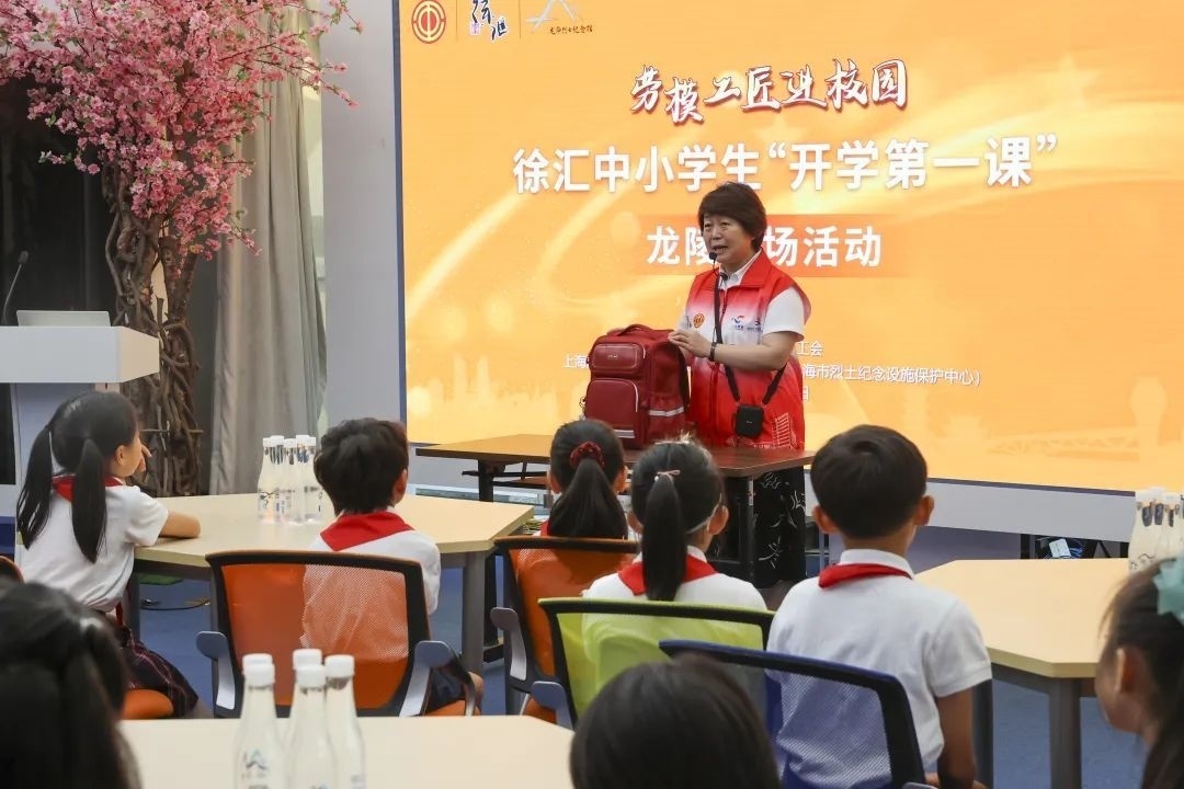 勞模工匠現(xiàn)場(chǎng)向同學(xué)們傳授勞動(dòng)技能。徐匯區(qū)總工會(huì)供圖