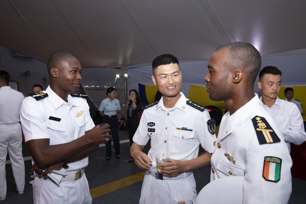 2023年6月25日，中國(guó)和科特迪瓦雙方官兵在南寧艦舉辦的甲板招待會(huì)上交流。中國(guó)海軍第43批護(hù)航編隊(duì)22日抵達(dá)科特迪瓦經(jīng)濟(jì)首都阿比讓?zhuān)_(kāi)始對(duì)科特迪瓦為期4天的友好訪問(wèn)。