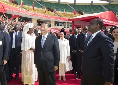 2018年7月22日，國家主席習近平在達喀爾同時任塞內(nèi)加爾總統(tǒng)薩勒共同出席塞內(nèi)加爾競技摔跤場項目移交儀式。新華社記者 王曄 攝