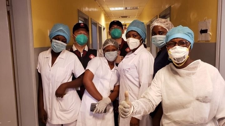 2020年5月26日，中國抗疫醫(yī)療專家組在剛果（布）首都布拉柴維爾指導(dǎo)新冠肺炎病房建設(shè)時，與當(dāng)?shù)匾痪€醫(yī)務(wù)人員合影。新華社發(fā)