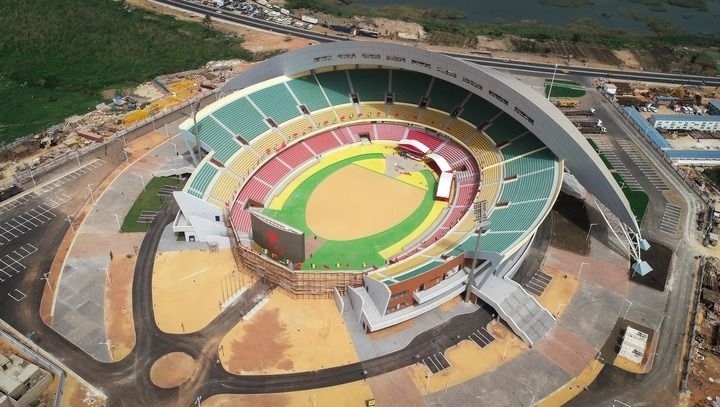 這是2018年7月18日在塞內(nèi)加爾首都達(dá)喀爾航拍的中國援建的塞內(nèi)加爾競技摔跤場。新華社記者 呂帥 攝