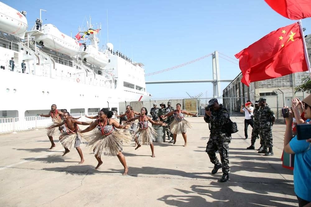 2024年8月16日，在莫桑比克馬普托港，當(dāng)?shù)匮輪T表演舞蹈，歡送中國(guó)海軍“和平方舟”號(hào)醫(yī)院船。