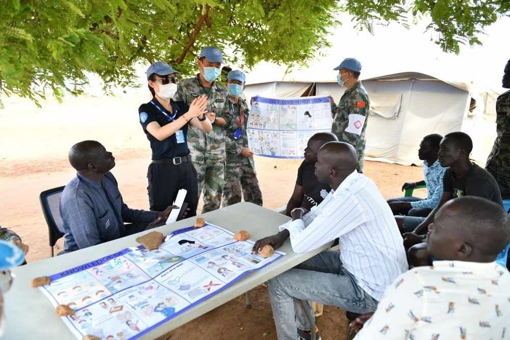 2020年3月，在南蘇丹首都朱巴，執(zhí)行聯(lián)合國(guó)維和任務(wù)的中國(guó)維和警察廖潔給當(dāng)?shù)鼐熘v解防疫知識(shí)。