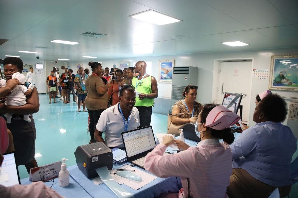 2024年7月8日，塞舌爾民眾在中國(guó)海軍“和平方舟”號(hào)醫(yī)院船上排隊(duì)就診。