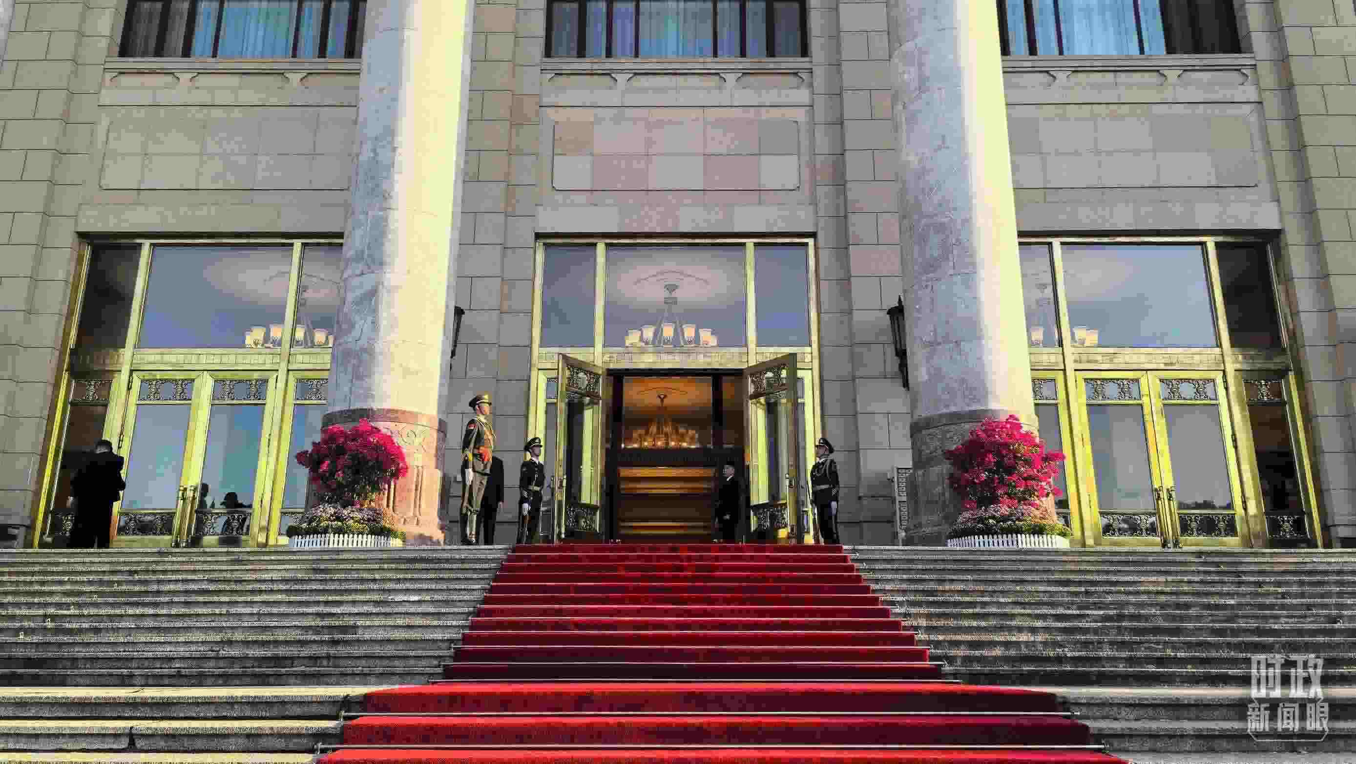 △人民大會(huì)堂外，禮兵列隊(duì)迎接貴賓。（總臺(tái)央視記者陸泓宇拍攝）