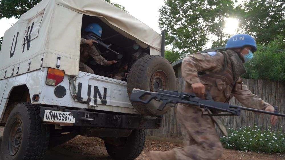 2022年7月27日，中國(guó)第八批赴南蘇丹（朱巴）維和步兵營(yíng)百人防暴隊(duì)抵達(dá)預(yù)定區(qū)域，進(jìn)行綜合防衛(wèi)演練。針對(duì)南蘇丹社會(huì)安全問(wèn)題及近期在剛果（金）東部地區(qū)發(fā)生的針對(duì)聯(lián)合國(guó)剛果（金）穩(wěn)定特派團(tuán)的抗議示威活動(dòng)，中國(guó)第八批赴南蘇丹（朱巴）維和步兵營(yíng)于日前組織UN HOUSE（聯(lián)合國(guó)之家）綜合防衛(wèi)演練，以應(yīng)對(duì)可能出現(xiàn)的難民涌入、營(yíng)門(mén)遇襲、暴恐威脅等突發(fā)情況。