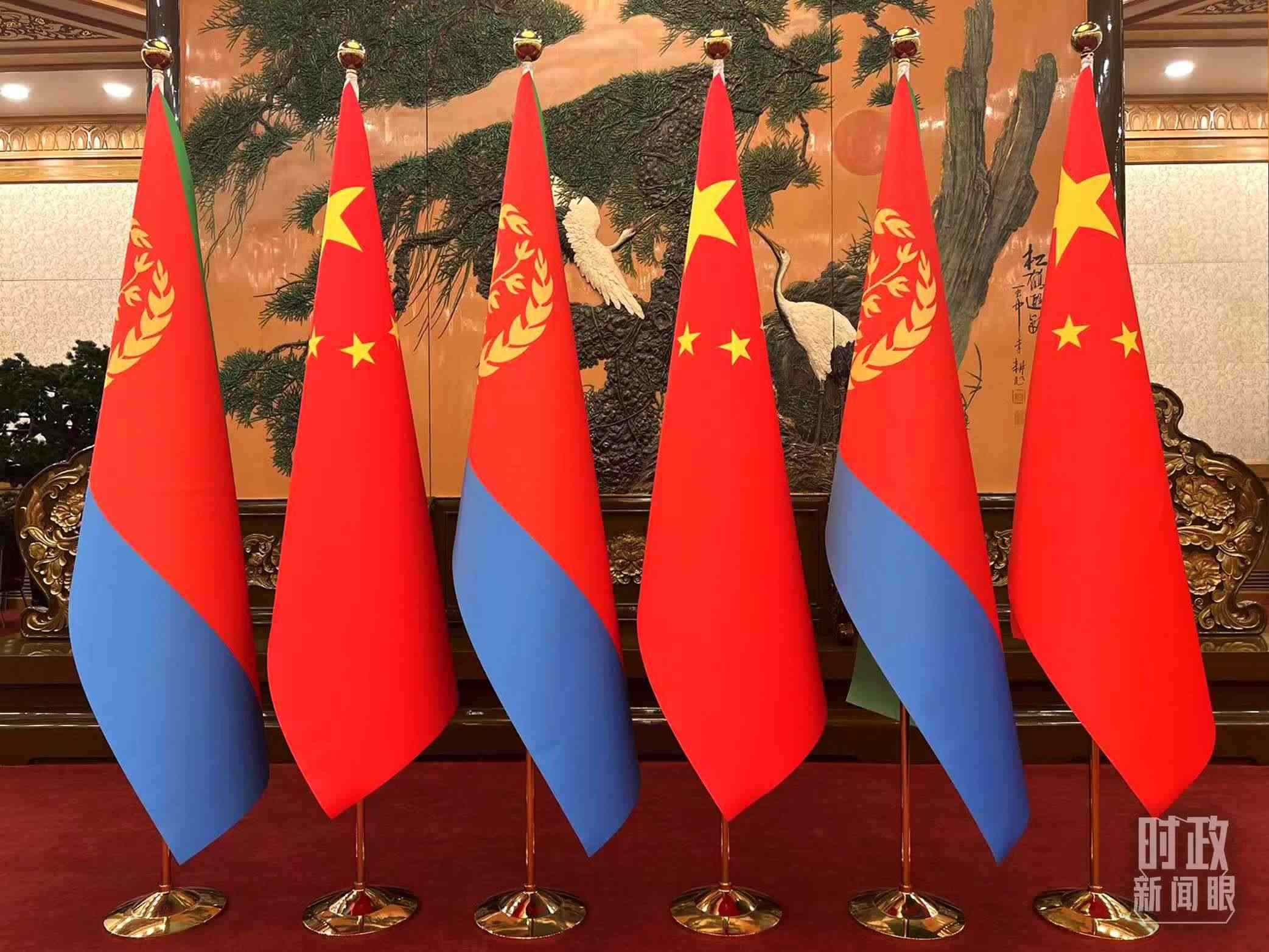 △會(huì)見(jiàn)現(xiàn)場(chǎng)擺放的中國(guó)和厄立特里亞兩國(guó)國(guó)旗。（總臺(tái)央視記者趙婷拍攝）