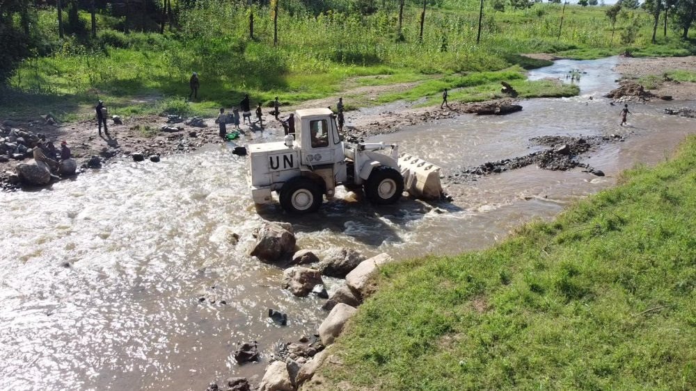 2023年6月7日，在剛果（金）南基伍省卡萊亥地區(qū)，中國(guó)第26批赴剛果（金）維和工兵分隊(duì)官兵進(jìn)行施工作業(yè)。