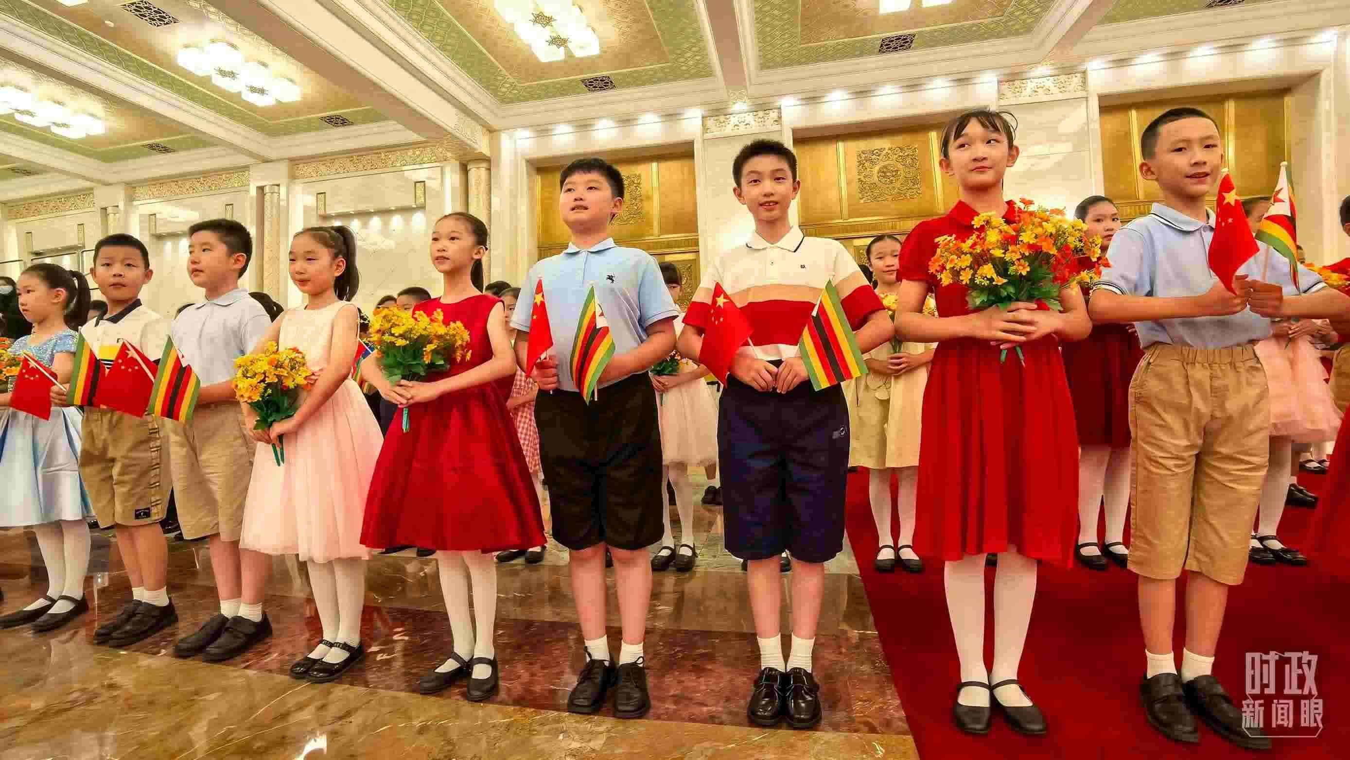 △現(xiàn)場歡迎津巴布韋總統(tǒng)訪華的青少年。（總臺央視記者鐘銳拍攝）