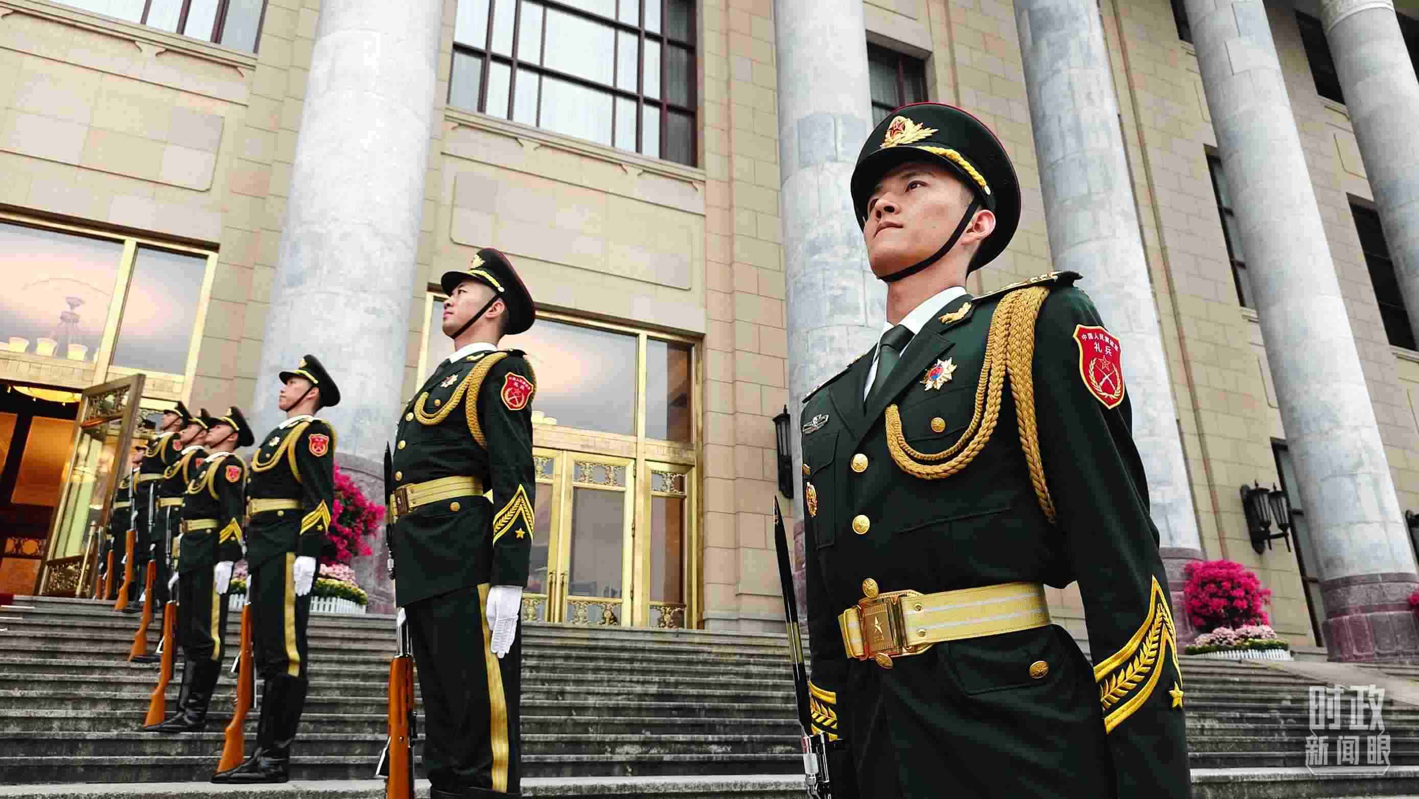  △人民大會堂外，禮兵列隊歡迎外國領(lǐng)導(dǎo)人。（總臺央視記者韓銳拍攝）