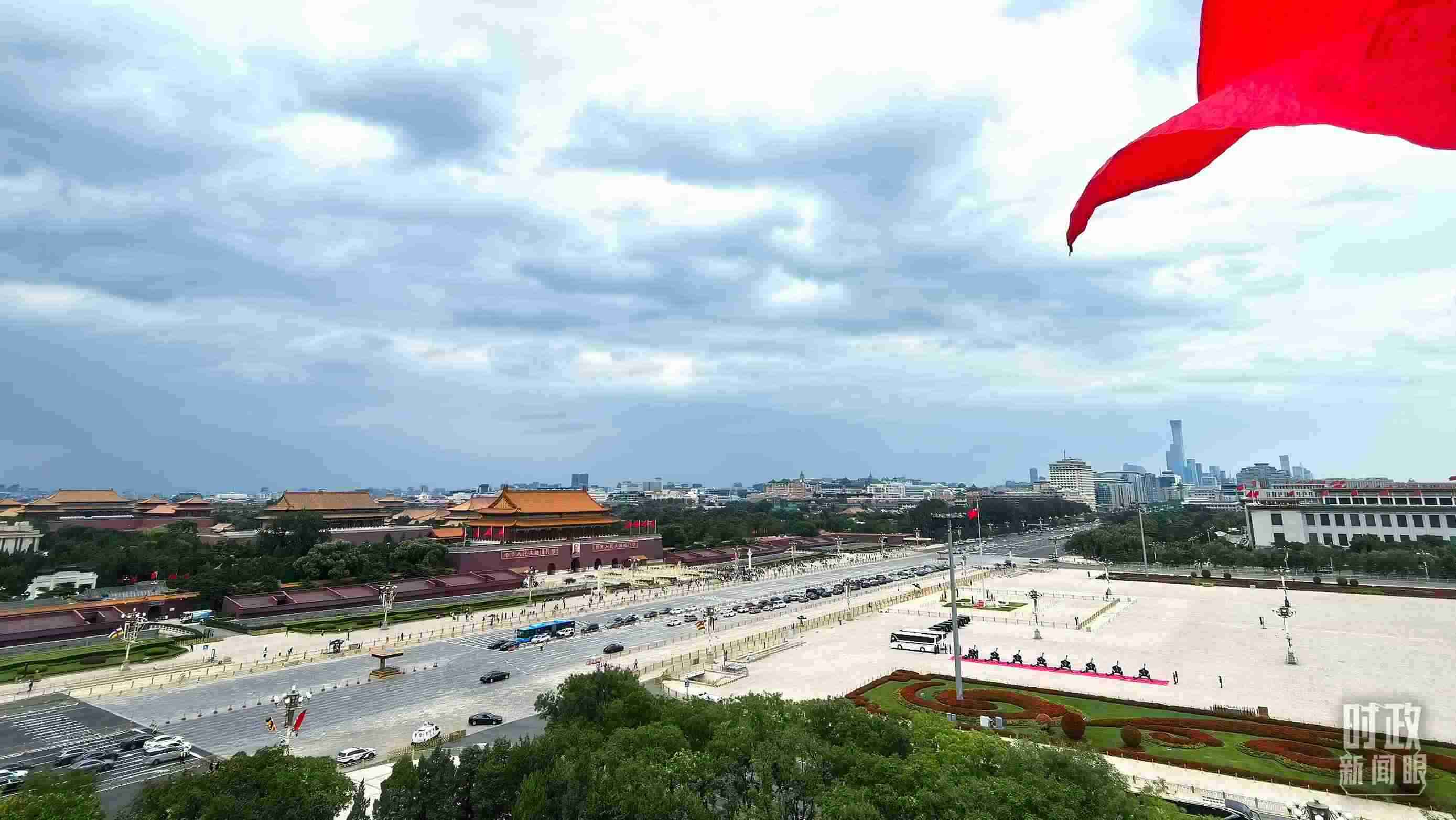 △北京長安街兩側(cè)懸掛中非合作論壇成員旗幟。（總臺央視記者張垚拍攝）