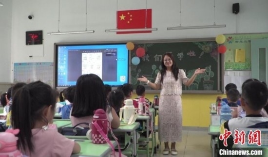 圖為衡水市新苑小學，老師正在給學生講開學第一課的內(nèi)容。王天祥 攝