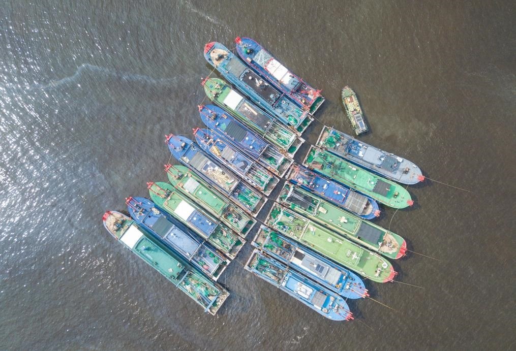 9月4日，船只在海南省?？谑行赂鄞a頭?？勘茱L(fēng)（無人機(jī)照片）。新華社記者 蒲曉旭 攝