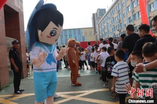 圖為衡水市新苑小學，老師穿上玩偶服裝歡迎新生入學。王天祥 攝