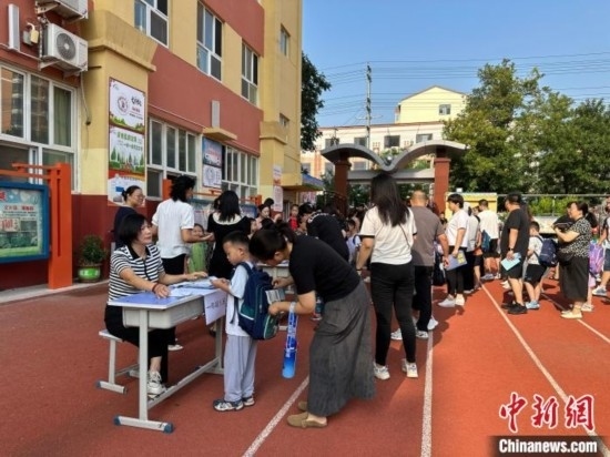圖為衡水市康復街小學，正在簽到的小學生。徐鵬璐 攝