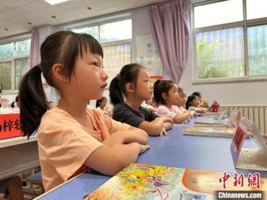 圖為衡水市康復街小學，小學生聽老師講開學第一課內(nèi)容。徐鵬璐 攝
