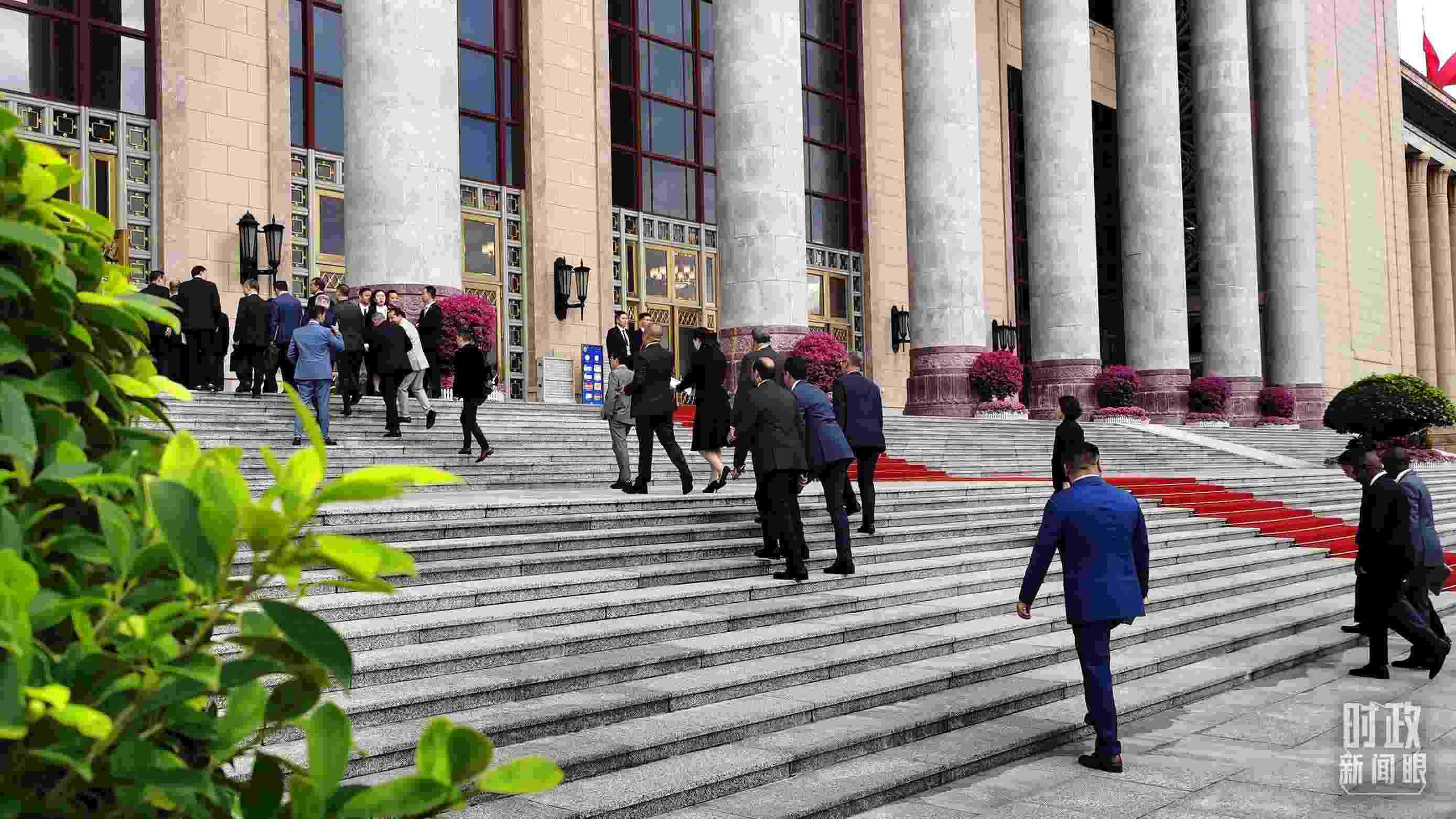  △與會(huì)者正在步入會(huì)場(chǎng)。（總臺(tái)央視記者郭鴻拍攝）