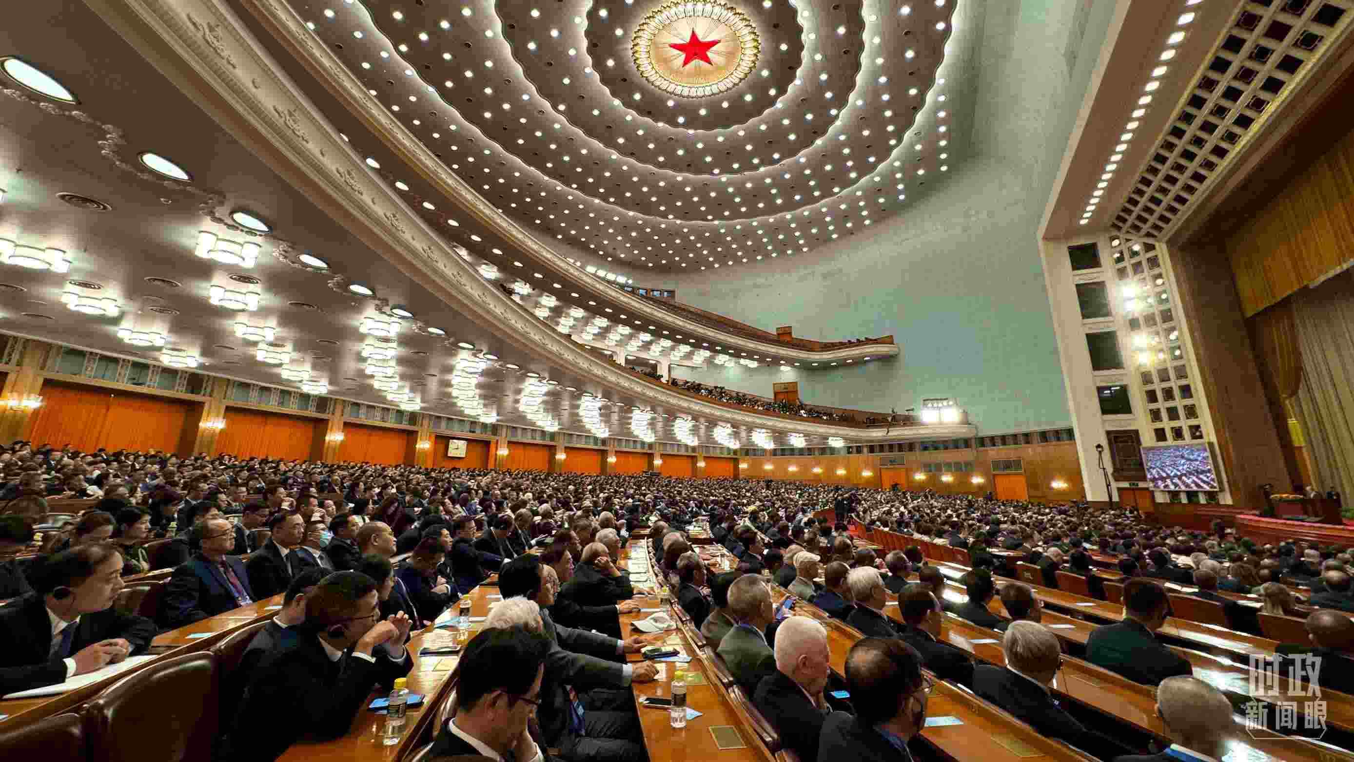  △中非合作論壇非方成員國(guó)國(guó)家元首、政府首腦、代表團(tuán)團(tuán)長(zhǎng)及國(guó)際和地區(qū)組織負(fù)責(zé)人等中外各界人士3200余人出席開幕式。（總臺(tái)央視記者蔣碩拍攝）