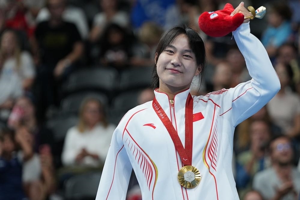 9月4日，蔣裕燕在巴黎殘奧會(huì)游泳女子100米自由泳S7級(jí)頒獎(jiǎng)儀式上。新華社記者 熊琦 攝