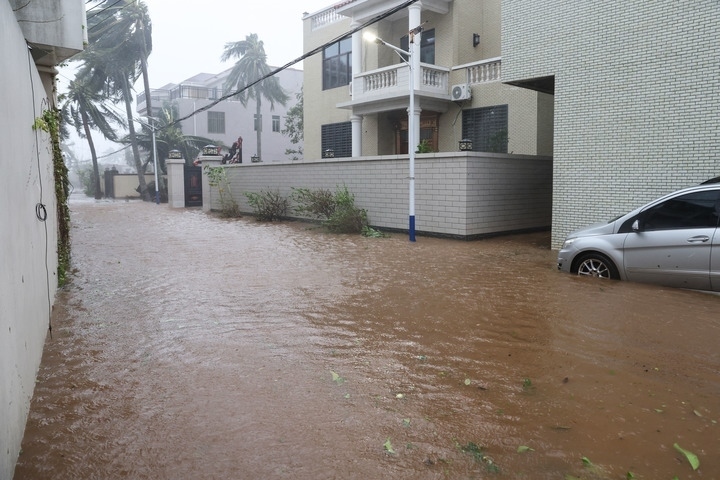 臺(tái)風(fēng)“摩羯”導(dǎo)致海南部分地區(qū)出現(xiàn)洪澇。新華社記者 張麗蕓 攝