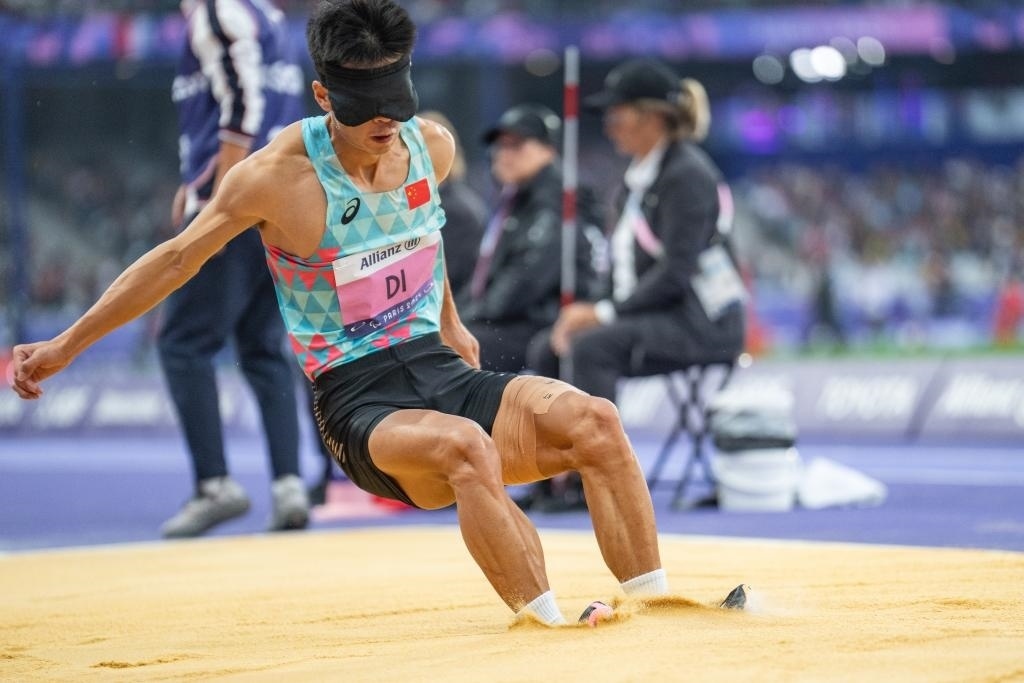 8月30日，邸東東在巴黎殘奧會(huì)田徑男子跳遠(yuǎn)T11級(jí)決賽中試跳。新華社記者 黃偉 攝