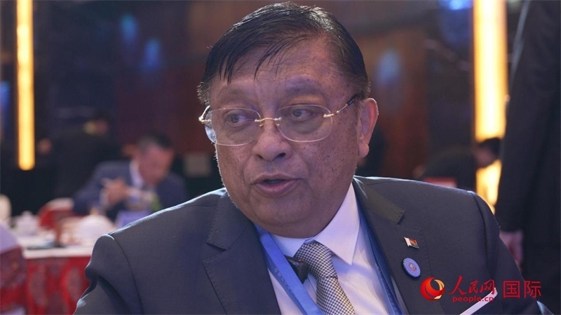 讓·路易·羅班松大使接受人民網專訪。人民網 張若涵攝