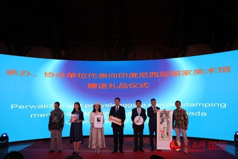 在展覽開(kāi)幕式現(xiàn)場(chǎng)，本次展覽的承辦、協(xié)辦單位代表向印尼國(guó)家美術(shù)館贈(zèng)送禮品。人民網(wǎng)記者 曹師韻攝