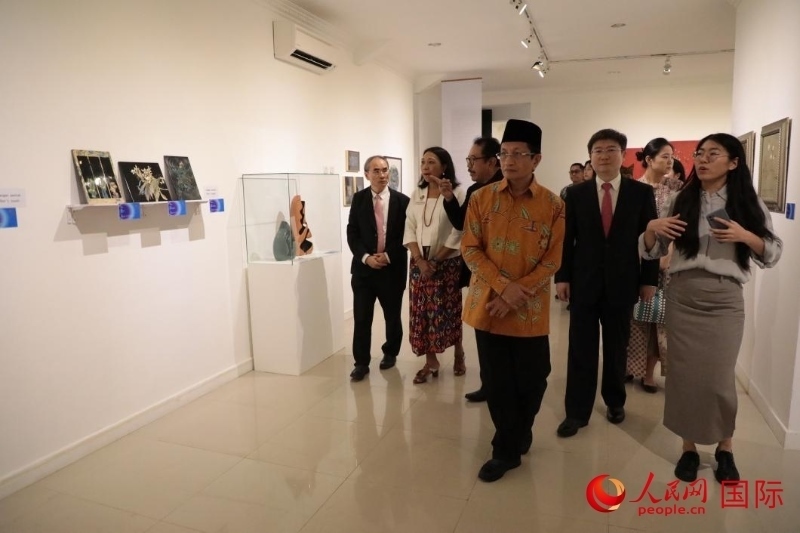 參加開(kāi)幕式的嘉賓參觀展覽。人民網(wǎng)記者曹師韻攝