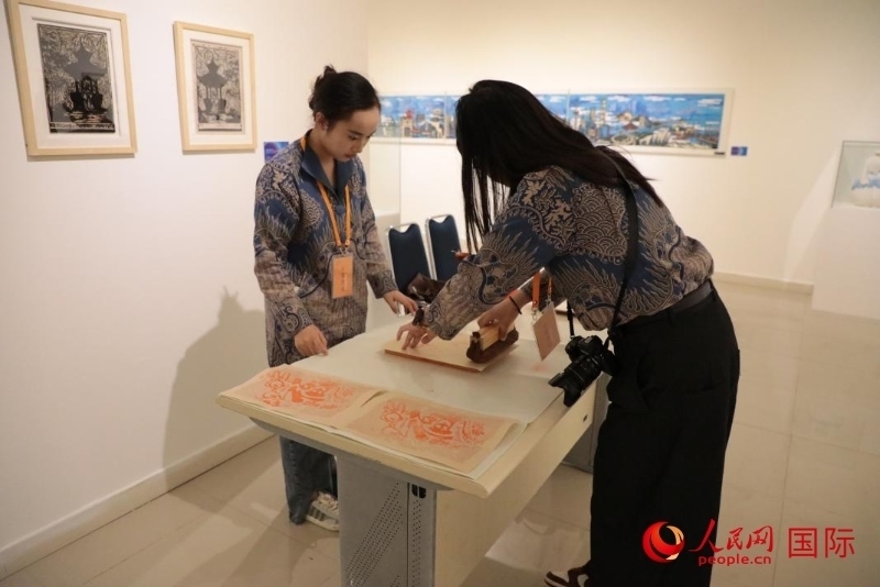 展覽現(xiàn)場(chǎng)的拓印技藝體驗(yàn)工坊。人民網(wǎng)記者曹師韻攝