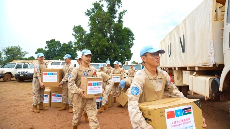 搬運(yùn)援助物資。孫千攝