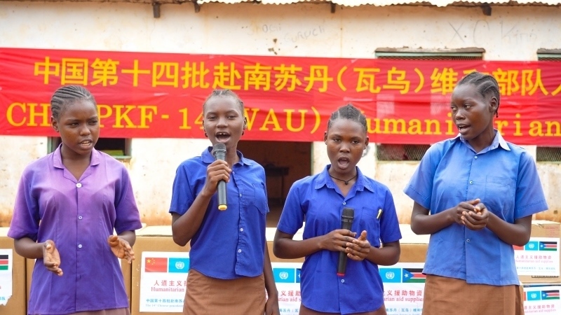 動聽的歌聲歡迎中國官兵。王軍杰攝