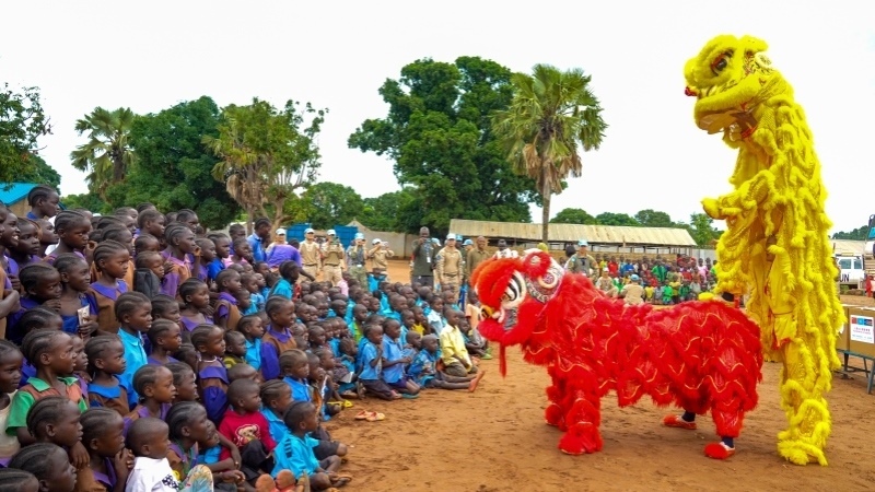 舞獅活動引發(fā)現(xiàn)場熱烈掌聲。謝坤攝