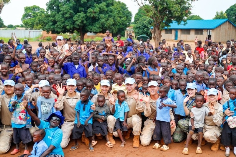 維和官兵與學(xué)生進(jìn)行合影。殷亦豪攝