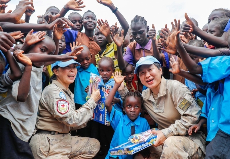 學(xué)生對中國官兵援助表達(dá)感謝。王皓宇攝