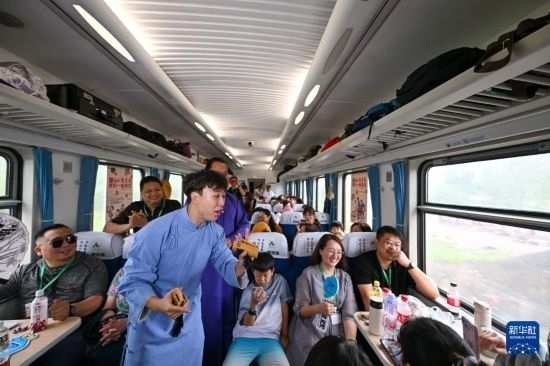 9月7日，相聲演員在S910列車上為旅客表演快板。