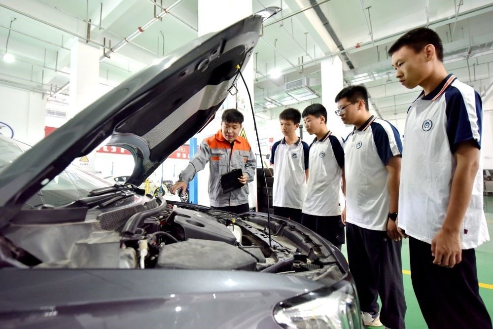 2024年6月7日，河北省邢臺(tái)市威縣職業(yè)技術(shù)教育中心教師在指導(dǎo)學(xué)生學(xué)習(xí)汽車(chē)維修技術(shù)。新華社記者 王曉 攝