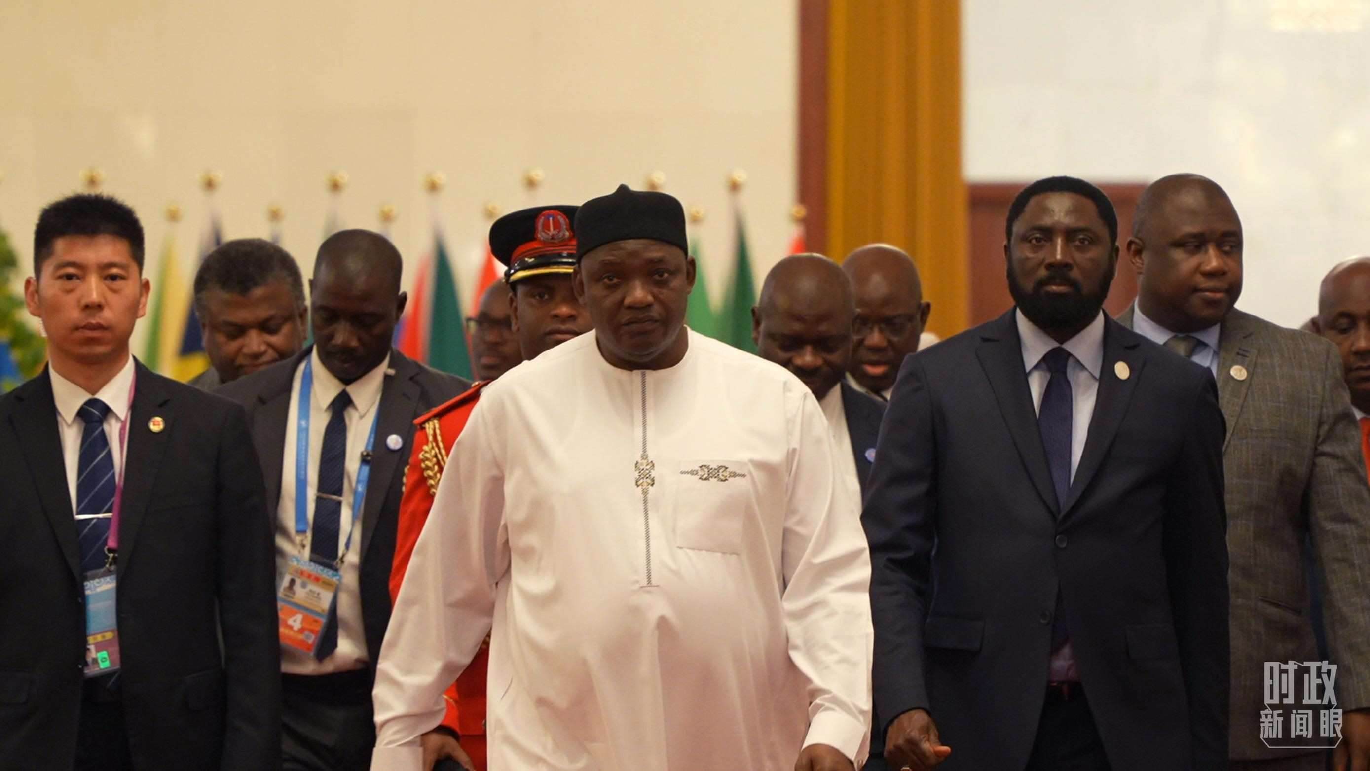 岡比亞總統(tǒng)巴羅走向會(huì)見(jiàn)廳。（總臺(tái)央視記者蔣碩拍攝）