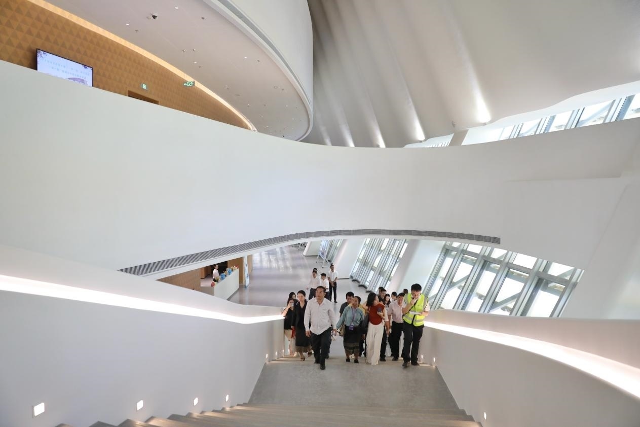 亞洲媒體考察團(tuán)正在上樓?！吨袊?guó)經(jīng)濟(jì)周刊》記者 肖翊攝