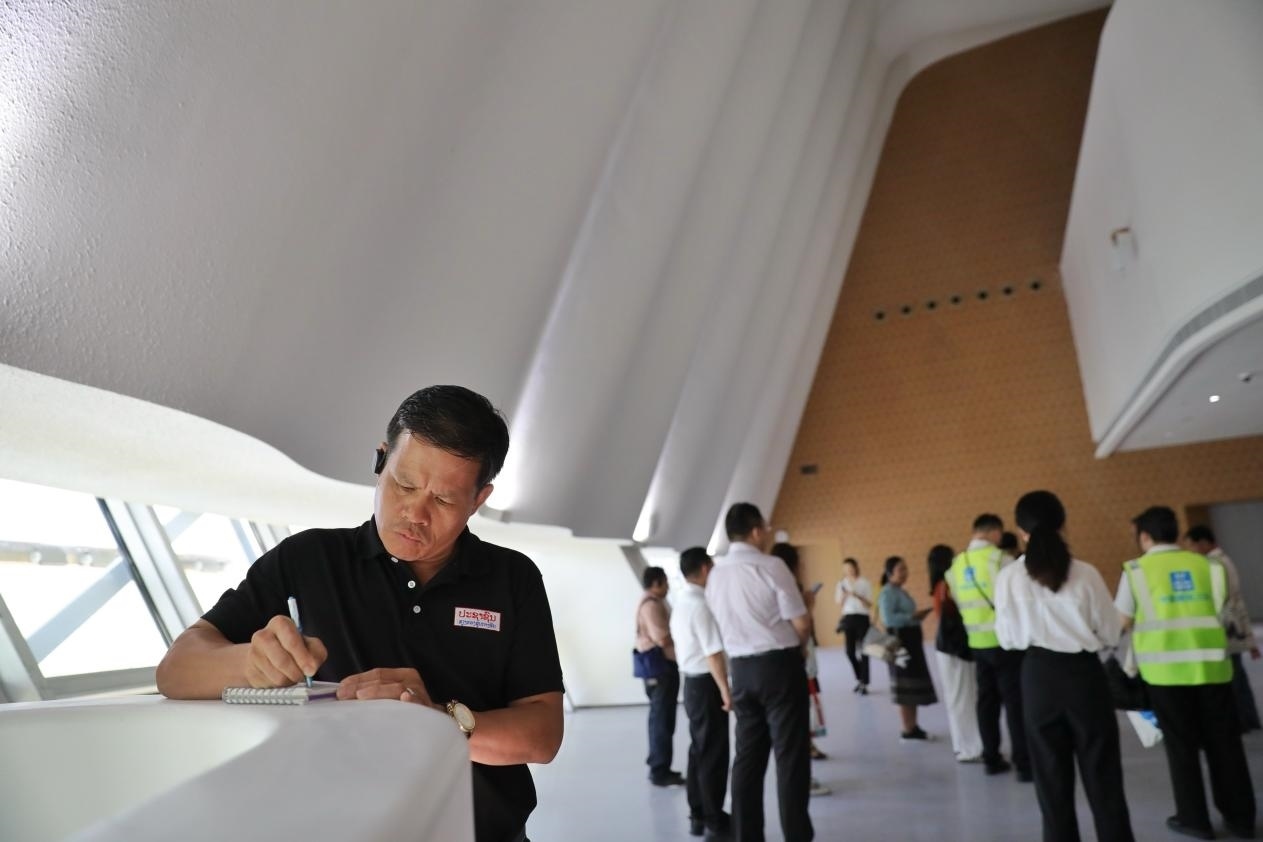 亞洲媒體考察團(tuán)參觀綜合劇場(chǎng)外墻。《中國(guó)經(jīng)濟(jì)周刊》記者 肖翊攝