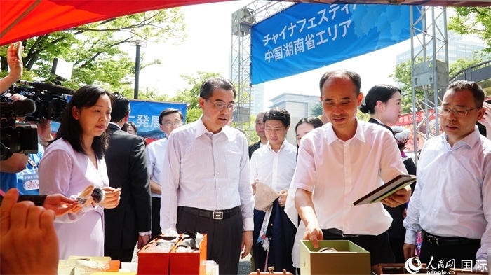 湖南展位工作人員向中國駐日本大使吳江浩介紹特色文創(chuàng)產(chǎn)品。人民網(wǎng) 蔣曉辰攝