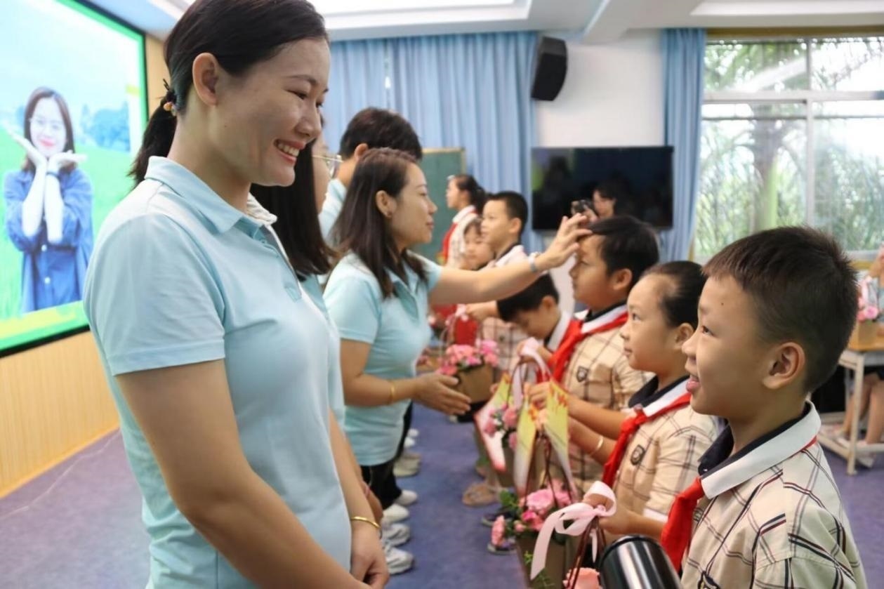 2023年教師節(jié)前，廣西南寧一所學(xué)校，學(xué)生向老師獻(xiàn)上鮮花、賀卡。