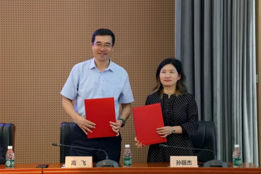外交學(xué)院副院長高飛與中國國際科學(xué)技術(shù)合作協(xié)會執(zhí)行副會長兼秘書長孫麗杰簽署戰(zhàn)略合作備忘錄并啟動科技外交官搖籃計劃。主辦方供圖