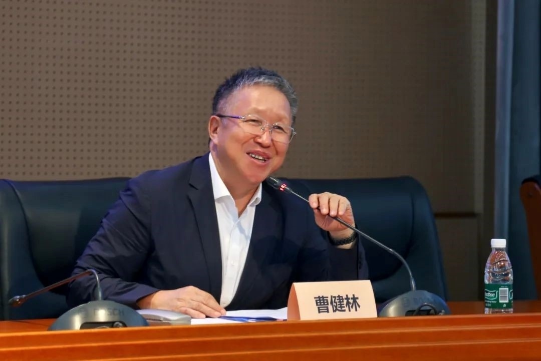 科技部原副部長、十三屆全國政協(xié)教科衛(wèi)體委員會副主任、現(xiàn)任季華實(shí)驗(yàn)室理事長、主任曹健林致辭。主辦方供圖