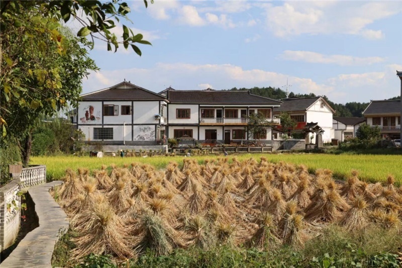 傳統(tǒng)的黔北村莊風(fēng)貌同現(xiàn)代民居元素相融合，人文風(fēng)光與生態(tài)自然風(fēng)景相結(jié)合，人與自然和諧共生。（俄羅斯《中國與俄羅斯》雜志社社長奧列格·別列日內(nèi)赫攝）